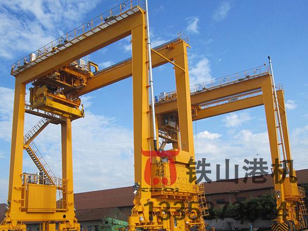 浙江湖州輪胎式集裝箱龍門吊廠家輪胎式集裝箱龍門吊能夠實現多層集裝箱的堆碼